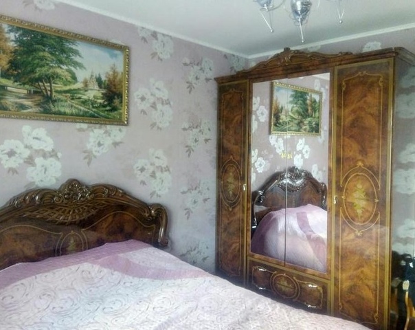Фото:  Продается двухкомнатная квартира на 1 этаже 9 этажного панельного дома. Общая площадь 55 кв.м., жилая 33 кв.м., кухня 8 кв.м. Светлая, уютная квартира, косметический ремонт, раздельный санузел, чистый и ухоженный подъезд. Район с развитой инфраструктурой: в шаговой доступности школы, дет. сад, магазины, центр занятости населения, ТЦ 