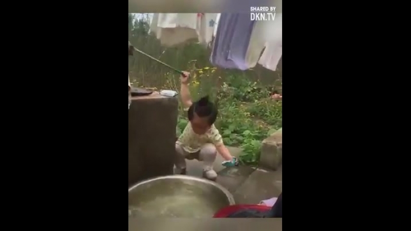 Khi ba mẹ cần em giúp việc!