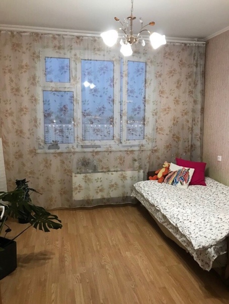 Фото: Сдается комната в 3к кв, возле м. Аннино (2 мин.) на очень длительный срок. Большая квартира в новостройке, с хорошим ремонтом и необходимой мебелью и бытовой техникой, консьерж. Во дворе дома ТЦ Атлантис с дешевым кинотеатром и магазинами.<br>Ищем в соседи девушку или парня, в возрасте от 25-33 лет, платежеспособных, чистоплотных, адекватных, не конфликтных, без детей и ароматных и шерстяных животных, гражданку(на) РФ. <br>В квартире проживают: в одной комнате девушка, в другой парень. <br>Оплата за комнату 16700+счетчики+интернет. Депозит 16700. Без комиссии.<br><br> Трофимов