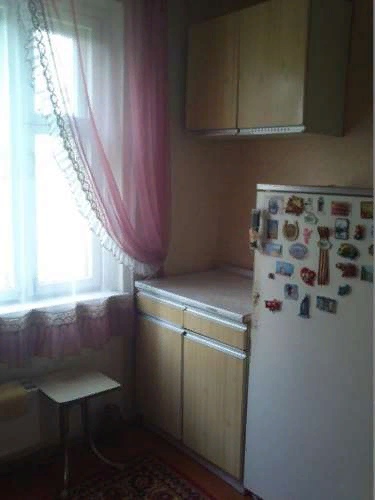 Фото: 13500р <br>Комната, Москва, Волгоградский проспект, 110к3 <br>Кузьминки, 8 минут пешком <br>Сдам комнату , в трёхкомнатной квартире на 2-х хозяев. В комнате: диван, шкаф, журнальный столик, тумбочка, пенал для вещей, джокерная система - стойка для одежды, телевизор. На кухне: стиральная машина, холодильник, навесной шкафчик, стол с ящиком. На полу в комнате: ковролин. Светлая и чистая комната. <br>+7 (925)8352458