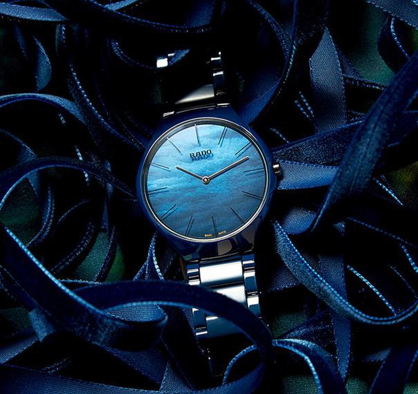 глубокое синее море: новые часы rado еще один особый выпуск сверхтонких часов коллекции true thinline, которую марка rado запустила год назад. мы уже писали о зеленых часах с циферблатом из