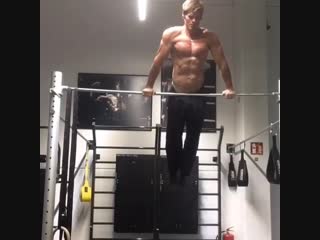 Strength of Body. Воркаутер показывает силу своих мышц в красивых элементах на турнике