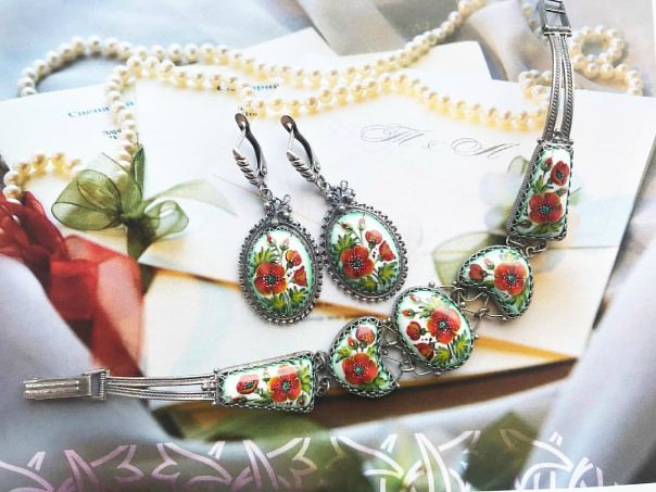 Маки-маки! Браслет и серьги в наличии. #финифть #эмаль #украшенияручнойработы #серьги #подарки #маки 