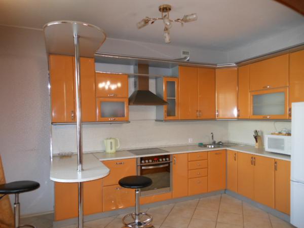 Фото: Сдам 3-х комнатную квартиру. Ремонт хороший, навесные потолки, пластиковые окна, все комнаты закрываются, есть застекленный балкон, стиральная машинка, холодильник, плита все новое, так же есть на кухне пароварка. Рядом есть школа и садик, тихий двор, хорошая транспортная развязка, ходят все виды транспорта. Рассмотрю семьи, студентов. Домашние животные обсуждаются. <br>890900044405 <br>м. Коптево <br>ул. Матроса Железняка бульвар, 31 к3 <br>38000+счётчики