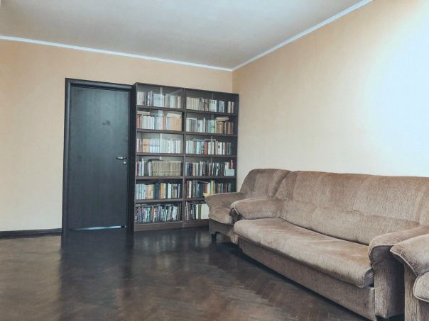 Фото: Сдается 3-комнатная квартира 58м2, 8 этаж, 9-этажного дома, в трех минутах от метро Пражская. Квартира после хорошего ремонта. Спальня и гостиная смежные. Встроенная кухня с новой газовой плитой, холодильником, стиральной машиной и микроволновой печью. Мебель: кухонный стол, стулья, два мягких кресла и спальный диван (новый матрас). Обсуждается частичная покупка необходимой мебели. На кухне и в коридоре новая плитка, во всех комнатах новый паркет. Стеклопакеты. Балкон. Раздельный санузел в плитке. Ванна как новая, только после реставрации. Дверь металлическая. Возле дома магазин, Пятерочка, Сбербанк. Недалеко школа,детский сад. Рядом с метро ТЦ Колумбус, Электронный рай, рынок.  <br>55000+залог + счётчики.