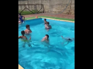 Ребенок тонет в бассейне