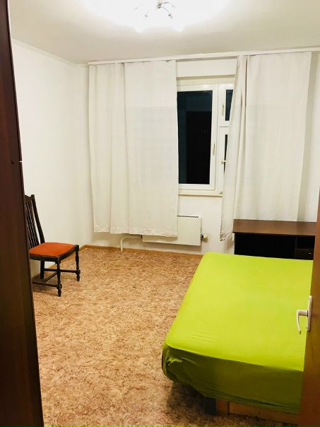 Фото: комната в 2х Кв., с косметическим ремонтом, 5 мин от метро Молодёжная, тц Кунцево Плаза и другие разные магазины в шаговой доступности, приличный район. Приветствуются комнатные цветочки, чистота, и своевременная оплата.<br>Все необходимое в КВ.<br>24.000 без к/у<br>89663049696