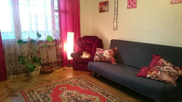 НЕ АГЕНТ. БЕЗ КОМИССИИ. <br>Подселю одну девушку в снимаемую мной однокомнатную квартиру, т.к моя замечательная соседка переезжает. Будем жить вдвоем в однушке. м.Щукинская, ул.Рогова 12, корп 2. 15 мин пешком до м. Щукинская или 2 остановки на автобусе (пробок нет, на автобусе до метро 5-7 минут) или 20 мин пешком до м Октябрьское поле (4 ост на автобусе). Все необходимое для жизни есть. Двуспальный диван, кресло, телевизор, микроволновая печь, шкаф, стиральная машинка, в прихожей шкаф. Ремонт обычный, но чисто и уютно. Хозяйка у нас замечательная, не беспокоит, переводим ей оплату на карту. Цена вопроса 15 тыс в месяц с человека ( это уже с к/у и интернетом) + 15 тыс залог за последний месяц. Общая стоимость квартиры с к/у 30 000. Заезд возможен в любое время. Анна 8-965-442-38-42 или в ЛС. - фото Фото: НЕ АГЕНТ. БЕЗ КОМИССИИ. <br>Подселю одну девушку в снимаемую мной однокомнатную квартиру, т.к моя замечательная соседка переезжает. Будем жить вдвоем в однушке. м.Щукинская, ул.Рогова 12, корп 2. 15 мин пешком до м. Щукинская или 2 остановки на автобусе (пробок нет, на автобусе до метро 5-7 минут) или 20 мин пешком до м Октябрьское поле (4 ост на автобусе). Все необходимое для жизни есть. Двуспальный диван, кресло, телевизор, микроволновая печь, шкаф, стиральная машинка, в прихожей шкаф. Ремонт обычный, но чисто и уютно. Хозяйка у нас замечательная, не беспокоит, переводим ей оплату на карту. Цена вопроса 15 тыс в месяц с человека ( это уже с к/у и интернетом) + 15 тыс залог за последний месяц. Общая стоимость квартиры с к/у 30 000. Заезд возможен в любое время. Анна 8-965-442-38-42 или в ЛС.