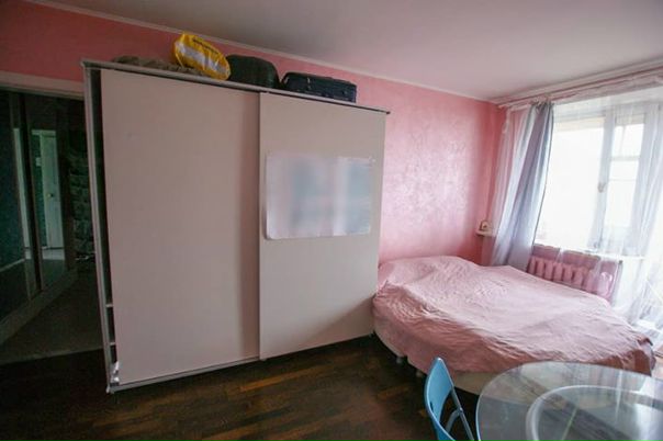 Фото: С 4-5.11 освобождается комната в 2-комн. квартире. ул.А. Королёва, 28 к1. Во второй комнате живу я. Ищу соседку. <br>Аренда 20000+ депозит 20000 (платили при въезде) + счётчики и инет. <br>Рядом метро Фонвизинская.<br>Пишите в Вотсапе, быстрее отвечу<br>+7 915 001 70 96 Алена