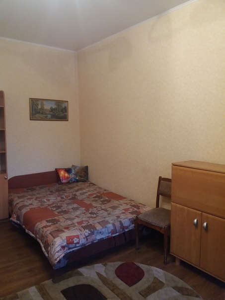 Фото: м.Бауманская (очень близко, 1-2 минуты пешком). Сдается большая (18 м), очень уютная комната в коммунальной квартире. Проживают три человека ( парень снимает и две женщины собственницы своих комнат), 1-2 раза в неделю будет ночевать 2х летний ребёнок. В квартире не курят, тихо, чистенько, все работают и живут своей жизнью. Комната с хорошим ремонтом, двуспальный диван, большой шкаф, стенка, холодильник, кресло раскладное, стиралка, wi-fi, закрывается на ключ. Находится на 3м этаже 5ти этажного сталинского дома. Двор со шлагбаумом, всегда есть парковочные места. Для порядочного, чистоплотного, платежеспособного жильца, без животных, вредных привычек и тусовок 