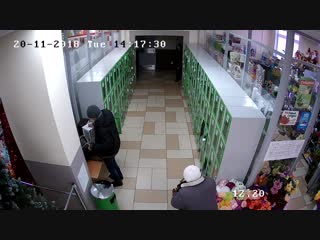 В сети появилось видео. В Кобрине похищен ящик для пожертвований на лечение девочки-инвалида