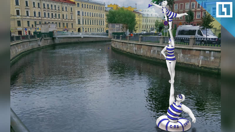 Великаны в полосатых купальниках