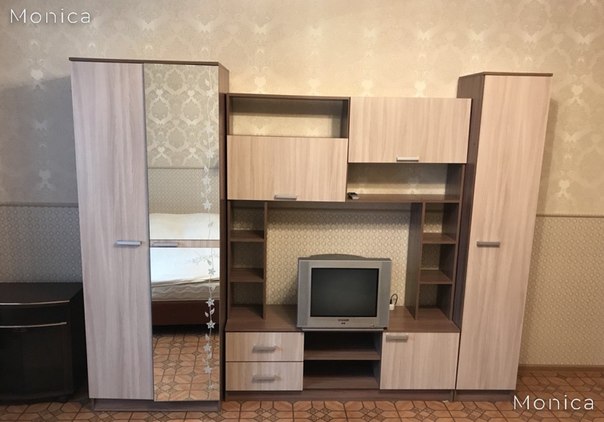 Фото: Сдаётся однокомнатная квартира на первом этаже в кирпичном доме 2005 года постройки за 25 000.<br>Этаж высокий. Территория огорожена.<br>В квартире имеется все необходимое для комфортного проживания.<br>Толщина стен в доме 2,5 кирпича (около 50 см), соответственно слышимость/шум от соседей минимальны. Квартира очень светлая.<br>В коридоре шкафы под верхнюю одежду и обувь, зеркало. Проведён интернет.<br>В комнате двуспальная кровать, два раскладных дивана, журнальный столик. Новая вместительная стенка. Телевизор.<br>В кухне электрическая плита с духовкой, холодильник и раскладной стол с комплектом стульев.<br>Большая лоджия.<br>Так же в квартире предусмотрена небольшая кладовая комната. <br>Туалет с ванной раздельные. В ванной стиральная машинка.<br>Квартира без скрытых дефектов.<br>Установлены водо и электро счётчики.<br>Все соответствует фотографиям.<br>Условия для проживания:<br>Строго для славян. <br>Рассматриваются к проживанию исключительно граждане РФ.<br>Преимущественно семейные пары (без детей, либо с детьми не младше 8 лет), строго с пропиской Москва или московская область (либо свидетельством о регистрации по месту пребывания в Москве или Московской области).<br>Без вредных привычек и животных.<br>Компенсация за проживание в размере 25 000 рублей в месяц плюс все коммунальные платежи (в среднем 5000 рублей: 4300 летом и 5500 зимой (отопление). Может меняться в зависимости от потребления воды и электричества.<br>Залог равен месяцу проживания, при необходимости можно разбить на две части.<br>Торг.<br>Без комиссии!<br>Подробнее на 