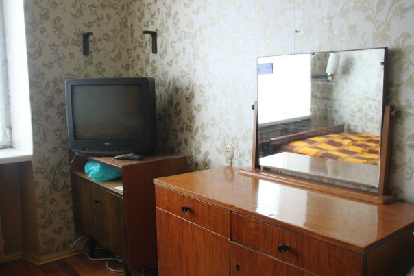 Фото: СПб. Без залога. <br>Комната 10 м для девушки без в/п и животных в 2-комн. кв. - 11 тыс. рублей - All inclusive (Wi-fi, посуда есть).<br>Кровать-полуторка, трюмо, шкаф, стулья, электрокамин, натуральный паркет, ТВ, жалюзи (есть шторы).<br>Пересечение Пискаревского и Металлистов. Вокруг много магазинов: в доме 