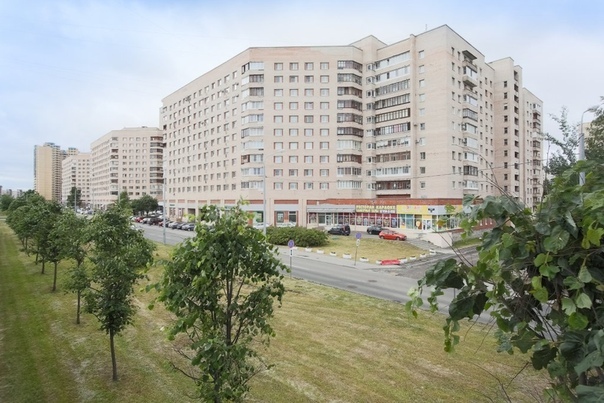 г. Санкт-Петербург <br>Российский пр., 14 <br> <br>Продается Видовая 3-комнатная квартира в Невском районе прекрасной планировки, удобная и комфортная для проживания, а также ликвидная для инвестирования и сдачи в аренду квартира, расположенная на 12 этаже из 12. Максимальная удаленность по коридору значительно влияет на шумоизоляцию от лифтовой шахты и делает более привлекательным и выгодным предложением от конкурентов. Дополнительно устроен свой тамбур на 2 квартиры, пригодный как подсобное помещение или по любому другому назначению. <br>Комнаты изолированы и имеют удобную форму. Квартира двусторонняя, светлая с балконом. Санузел раздельный. Дом 1991-1994 годов постройки. В 2008 проведен ремонт конструкций и замена покрытий крыш. Вокруг дома уложили новый асфальт. Мест для парковки множество.<br>6 700 000 руб. - фото Фото: г. Санкт-Петербург <br>Российский пр., 14 <br> <br>Продается Видовая 3-комнатная квартира в Невском районе прекрасной планировки, удобная и комфортная для проживания, а также ликвидная для инвестирования и сдачи в аренду квартира, расположенная на 12 этаже из 12. Максимальная удаленность по коридору значительно влияет на шумоизоляцию от лифтовой шахты и делает более привлекательным и выгодным предложением от конкурентов. Дополнительно устроен свой тамбур на 2 квартиры, пригодный как подсобное помещение или по любому другому назначению. <br>Комнаты изолированы и имеют удобную форму. Квартира двусторонняя, светлая с балконом. Санузел раздельный. Дом 1991-1994 годов постройки. В 2008 проведен ремонт конструкций и замена покрытий крыш. Вокруг дома уложили новый асфальт. Мест для парковки множество.<br>6 700 000 руб.