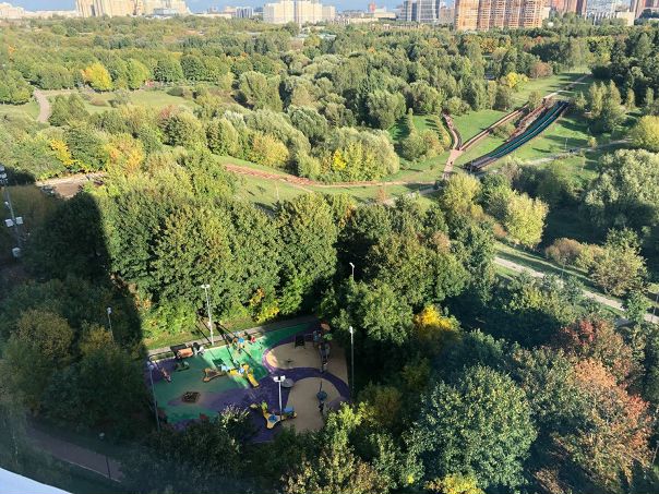 Фото: Сдаю 2-х комнатную квартиру со светлой энергетикой в красивом месте в хорошие руки на длительный срок. Комнаты изолированные. Можно с детьми. Чистейший воздух, все окна выходят на парк 50-летия Октября, речку (в которой можно безбоязненно купаться летом, она чистая). Аренда 50000р. <br>Вокруг дома и в парке множество цветов, сирень, чисто. В парке много детских площадок, также площадки есть во дворе. Салют хорошо видно из окна.<br>Хорошая инфраструктура около дома, все есть, много магазинов, на автобусе можно доехать до нескольких крупных ТЦ. <br>Метро Раменки 5 мин, метро Мичуринский проспект 10 минут, метро проспект Вернадского 12 мин. Время указано пешком.<br>После ремонта, новая кухня, новая сантехника, новая плита, новый пол. Квартира чистая, светлая, уютная. Имеется холодильник, большой телевизор с кабельным тв, стиральная машина, чайник, кофеварка, СВЧ.<br> Mik