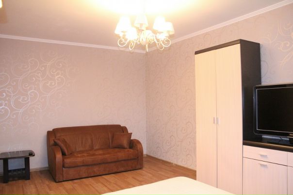 Фото: Сдается: 1к. квартира (Объявления от АГЕНСТВА, комиссия:12000) <br>Стоимость: 29000+счетчики <br>Адрес: Мира проспект, 73,  Раменки. <br>Доп: 39 кв метров, жилая 19, кухня 9 <br>3/7этаж. <br>Предлагается к сдаче на длительный срок однокомнатная квартира. В квартире для проживания есть все необходимое, сделан хороший ремонт. <br>сдача только на длительный срок. <br>Залог и депозита нет. <br>Просмотреть можно в день обращения, документы к заселению все готовы. <br>Контактное лицо: +7-922-157-78-89 - Кирилл.
