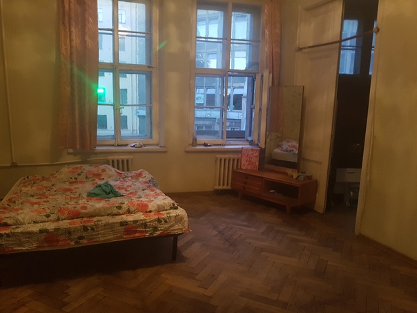 Сдается комната в населенной коммунальной квартире 20 м. Метро петроградская, Каменноостровский пр 39.<br>Высокие потолки, большие окна, можно вылезти на балкон, вторая комната будет закрыта. <br>Большой плюс- метро напротив, магдак на первом этаже.<br>Новая кровать икеа, 2 шкафа, стол, холодильник, 2 столика с зеркалом. На кухне свой стол + бонусом мультиварка.<br>Соседи адекватные. Пишите вайбер ватсап 89118230309, звоните! Желательно по-быстрей)<br>Оплата 12000+ку. Без комиссий от собственника. Все обговаривается!! - фото Фото: Сдается комната в населенной коммунальной квартире 20 м. Метро петроградская, Каменноостровский пр 39.<br>Высокие потолки, большие окна, можно вылезти на балкон, вторая комната будет закрыта. <br>Большой плюс- метро напротив, магдак на первом этаже.<br>Новая кровать икеа, 2 шкафа, стол, холодильник, 2 столика с зеркалом. На кухне свой стол + бонусом мультиварка.<br>Соседи адекватные. Пишите вайбер ватсап 89118230309, звоните! Желательно по-быстрей)<br>Оплата 12000+ку. Без комиссий от собственника. Все обговаривается!!