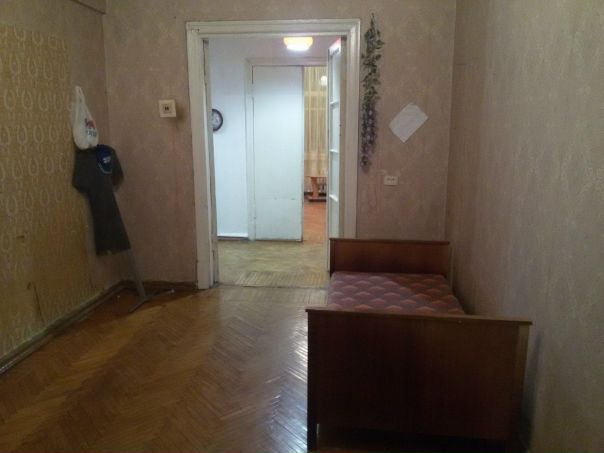 Сдаётся комната! <br> 15,000 руб. + коммуналка (обычно около 600 руб.) + интернет по 660 руб. раз в квартал. Залог 13,000 - его можно вносить по мере возможности(без него, к сожалению, никак нельзя, он отдается предыдущему жильцу). <br> Заезд – по договорённости, комната свободна, смотреть можно вечером и на выходных. <br> м. Бабушкинская. Автобусом – 10 минут, пешком- 15. В 5 минутах – ж/д станция Лосиноостровская. <br> Ремонт старый, но комната и квартира в целом очень большие и просторные. Для тех, кого не смущает советский флёр). Из мебели – стол, кушетка и шкаф. Соседи тихие и спокойные люди, из-за разных графиков иногда вообще можно не пересекаться. <br> Тихий, приятный и зелёный район, дом сразу напротив парка. Вокруг много магазинов, хорошо развита инфраструктура. - фото Фото: Сдаётся комната! <br> 15,000 руб. + коммуналка (обычно около 600 руб.) + интернет по 660 руб. раз в квартал. Залог 13,000 - его можно вносить по мере возможности(без него, к сожалению, никак нельзя, он отдается предыдущему жильцу). <br> Заезд – по договорённости, комната свободна, смотреть можно вечером и на выходных. <br> м. Бабушкинская. Автобусом – 10 минут, пешком- 15. В 5 минутах – ж/д станция Лосиноостровская. <br> Ремонт старый, но комната и квартира в целом очень большие и просторные. Для тех, кого не смущает советский флёр). Из мебели – стол, кушетка и шкаф. Соседи тихие и спокойные люди, из-за разных графиков иногда вообще можно не пересекаться. <br> Тихий, приятный и зелёный район, дом сразу напротив парка. Вокруг много магазинов, хорошо развита инфраструктура.
