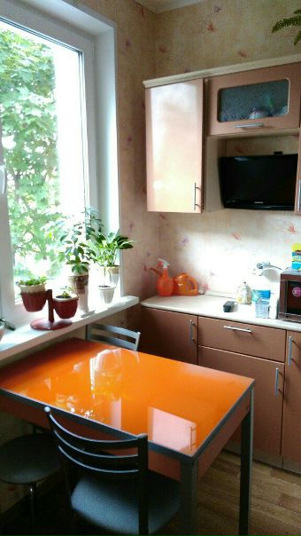 Фото: СРОЧНО!!! Сдается комната в 3-х комнатной квартире 1 ноября<br>м. Бибирево, 5 мин. пешком. <br>15.000 (коммуналка включена) + интернет на троих. <br>Ищем ОДНУ ДЕВУШКУ. На длительный срок. <br>В двух других комнатах проживают по 1 человеку (я и еще одна девушка). <br>КОМНАТА: <br>Смежно-изолированная, примерно 18 кв.м., светлая и уютная, окна во двор (восточная сторона). Отделена шкафами (на фото видно). Из мебели: шкафы, стол-трансформер, стулья, телевизор, диван, зеркало. <br>КВАРТИРА: <br>Есть вся необходимая мебель и техника (микроволновка, стиральная машина, ТВ), с/у раздельный, тёплая, на 4-м этаже многоэтажного дома с чистым подъездом и 2-мя лифтами. Хозяин квартиры воспитанный порядочный человек среднего возраста. Договор с ним будет заключен напрямую. <br>Район зеленый, развита инфраструктура (Атак, перекрестки, пятерочка за домом, ТЦ, суши бары, фитнес клубы)<br>В квартире есть кот. Я за ним ухаживаю по полной программе, поэтому грязи и вони нет. В новом сожителе хотелось бы тоже не увидеть этих двух составляющих)))<br>КОГО МЫ ИЩЕМ: <br>Работающую девушку с гр.РФ лет 25 - 38 лет, НЕ КУРЯЩУЮ, спокойную и не конфликтную для комфортного проживания всех троих обитателей квартиры, уважающую личное пространство, в меру общительную)) Очень важно- аккуратную и чистоплотную.<br> Пишите в личку, там все подробности и телефон. <br>Риэлторам-нет.<br>Александра