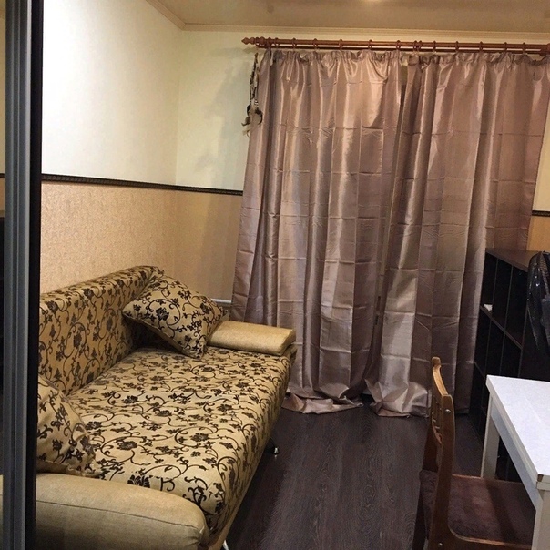 Фото: Москва, Тверская, 15 <br>Пушкинская — 320 м <br>Сдается комната ,Чистая, светлая комната в 2-х комн. квартире добропорядочному человеку. В комнате имеется: большой диван, шкаф, стеллаж, интернет, стол, стул, На кухне: новый небольшой гарнитур, стиральная машинка,двухкамерный холодильник . <br>Сан.узел разделен . Соседи приличные. <br>Остановки общественного транспорта метро в <br>2-3 мин ходьбы. <br>Цена 20000. По вопросам звоните <br>89227233359
