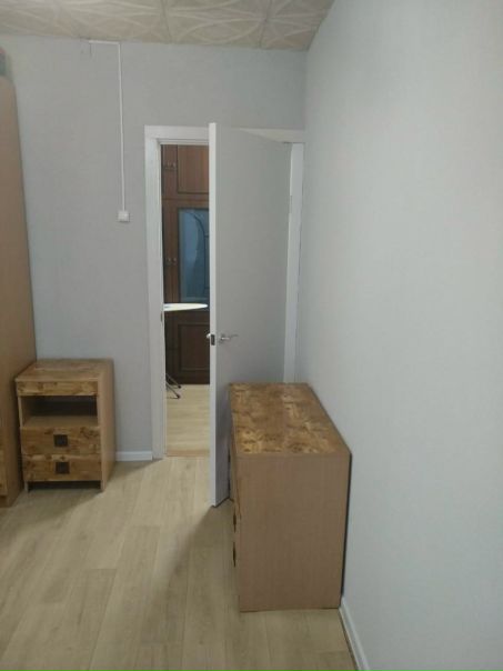 Свободна комната! :) в 3-к квартире, 1,5 км пешком до метро Алтуфьево (Белозерская 9Б), можно на автобусе, их миллион:)) Холодильник, плита, стиралка, чайник, свч, вайфай, пылесос, утюг с доской, спальное место с новым матрасом 90200. Комната изолированная. Всё светлое и уютное :) В двух других проживают приятные молодые люди, ищу им не менее приятного соседа/соседку, в идеале - чистюлю-интроверта :) в квартире не курят!!! И уважают чужое личное пространство. Иначе - изгнание из прайда маршем позора)) <br>Цена аренды 15000, залога нет + вода, электричество по счетчикам, инет(150р/чел). Пятый этаж, пассажирский лифт, свежий ремонт в подъезде, пишите :)<br> Часова - фото Фото: Свободна комната! :) в 3-к квартире, 1,5 км пешком до метро Алтуфьево (Белозерская 9Б), можно на автобусе, их миллион:)) Холодильник, плита, стиралка, чайник, свч, вайфай, пылесос, утюг с доской, спальное место с новым матрасом 90200. Комната изолированная. Всё светлое и уютное :) В двух других проживают приятные молодые люди, ищу им не менее приятного соседа/соседку, в идеале - чистюлю-интроверта :) в квартире не курят!!! И уважают чужое личное пространство. Иначе - изгнание из прайда маршем позора)) <br>Цена аренды 15000, залога нет + вода, электричество по счетчикам, инет(150р/чел). Пятый этаж, пассажирский лифт, свежий ремонт в подъезде, пишите :)<br> Часова