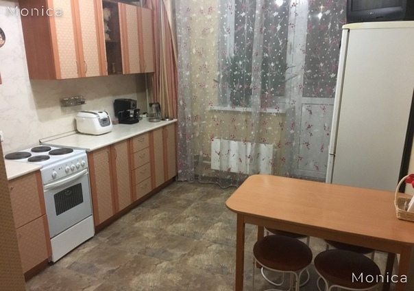 Фото: Сдается квартира в хорошем районе рядом со станцией Перловская, ул. Симашко. Современный 17-ти этажный кирпичный дом. Уютный двор рядом речка. В подъезде консьерж. Отличная однокомнатная квартира с качественным ремонтом. Все необходимое в квартире есть: кухня, холодильник, стиральная машина, шкаф в прихожей. Только русским семьям можно с детьми. Лучший район города, 7 минут до ст. Перловская, 15 минут до метро Медведково, до МКАД меньше км. Вся инфраструктура в пешей доступности. Оперативный показ и заселение.<br>Без комиссии!<br>Подробнее на 