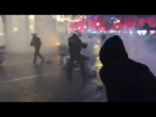 A l instant prêt des Champs Élysée ! Le motard sort sont arme 22/12/2018