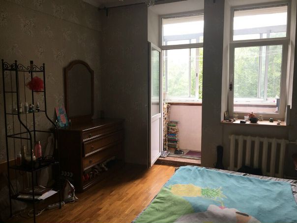 Фото: Attention! Ищем соседа на месяц! <br>Сдаётся комната на Соколе на месяц. <br>С 23 августа по конец сентября сдаём комнату с балконом в трешке на Алабяна. Метро Сокол (7 минут), МЦК Панфиловская (3 минуты), Октябрьское Поле (10 минут). <br>Окна (то есть балкон) - в зеленый двор. Сталинка, высокие потолки. Большая кухня, большая ванная.<br>Соседи - дружелюбные художник, режиссер и архитектор. И интеллигентный кот-аскет. Живем мирно, с чаепитиями и разговорами, но можно и без них. <br>Цена аренды - 21500 за месяц со светом, водой и интернетом.<br> Карпова