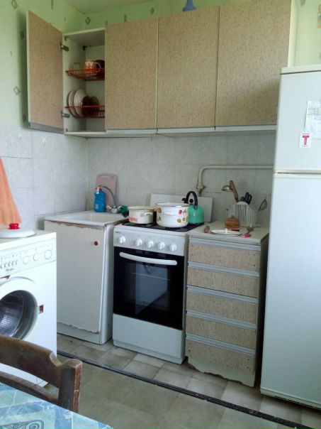 Добрый день!<br>У нас в трешке сдаются две комнаты 13 и 26 кв.м. рядом с м.Новогиреево (15 мин. пешком) В каждой комнате будет проживать по Одному человеку. В одной комнате проживаю я. Цена 12000 и 15000 рублей соответственно, комуналка около 2000 р. с человека. Хозяева живут отдельно. <br>т.8(915) 005-36-80 <br>Константин - фото Фото: Добрый день!<br>У нас в трешке сдаются две комнаты 13 и 26 кв.м. рядом с м.Новогиреево (15 мин. пешком) В каждой комнате будет проживать по Одному человеку. В одной комнате проживаю я. Цена 12000 и 15000 рублей соответственно, комуналка около 2000 р. с человека. Хозяева живут отдельно. <br>т.8(915) 005-36-80 <br>Константин