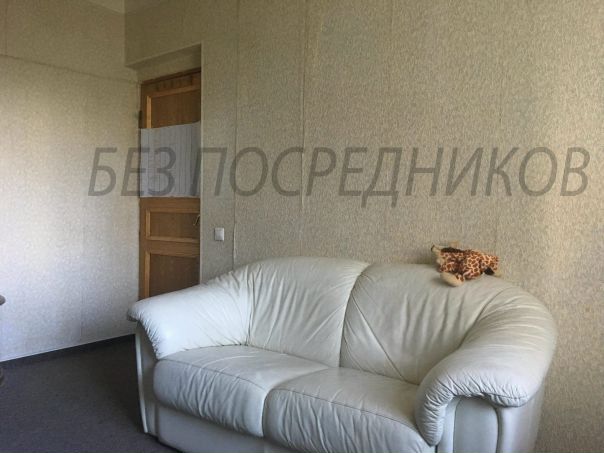 Фото: С 1 сентября освобождается комната в 3х комнатной квартире в 2х минутной близости от м.Крылатское.<br>В комнате есть стол+стул для работы и креатива, кровать, диван и стенка, позволяющая разместить накопленные впечатления и предметы гардероба. <br>Бытовая техника квартиры: холодильник, стиральная машина, посудомойка, чайник, микроволновка, пылесос, электрическая печь и духовка.<br>В соседних комнатах живут две девушки, которые могут составить компанию за душевной беседой во время ужина или чаепития.<br>Разыскивается девушка в возрасте 25-35 лет на длительный срок, без вредных привычек, с активной жизненной позицией и выраженной склонностью к чистоте и порядку, позитивным настроем и умением наслаждаться жизнью.<br>Стоимость 16К + 1К КУ + 16К депозит