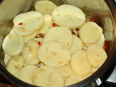 Вкуснейшее тушеное блюдо из молодой картошки, кабачков, помидор, перца и репчатого лука, для аромата добавляем чеснок и копченое сало.