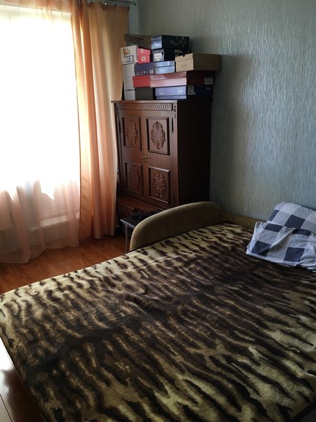 Сдаётся Комната 16,5 м2, есть маленький балкончик. Трешка. 19 тыс/мес (включая коммуналку)<br>Только одной девушке.<br><br>Ул. Тёплый стан 7к2 (от метро Тёплый стан пешком 7-8 минут)<br>Рядом ТЦ Принц плаза и Спектр, овощной рынок и прочие магазины, на противоположной стороне улицы есть небольшой лес.<br>Оплата 19 тыс (включая коммунальные платежи) ежемесячно, отдельно только интернет- 135 р примерно. Залог при въезде в аналогичном размере.<br>Диван складывается, ширина спального места 1,6м<br>Вся мебель и телевизор остаются.<br>Шкафа нет, зато за синей шторой штанги в два яруса, так что можно очень комфортно разместить весь гардероб<br>Въезжать можно 3-4 июня, возможно несколькими днями раньше.<br><br>В двух соседних комнатах живут по 1 девушке (27 и 22 лет)- тихие, спокойные, очень хорошие. Без шума, тусовок, вечеринок и гостей- такое же важное требование к новой соседке.<br>Сдаю свою комнату я, тк съезжаю в другой район. Комиссии нет.<br><br>Пишите в личку, перед тем как прочтёте все внимательно. - фото Фото: Сдаётся Комната 16,5 м2, есть маленький балкончик. Трешка. 19 тыс/мес (включая коммуналку)<br>Только одной девушке.<br><br>Ул. Тёплый стан 7к2 (от метро Тёплый стан пешком 7-8 минут)<br>Рядом ТЦ Принц плаза и Спектр, овощной рынок и прочие магазины, на противоположной стороне улицы есть небольшой лес.<br>Оплата 19 тыс (включая коммунальные платежи) ежемесячно, отдельно только интернет- 135 р примерно. Залог при въезде в аналогичном размере.<br>Диван складывается, ширина спального места 1,6м<br>Вся мебель и телевизор остаются.<br>Шкафа нет, зато за синей шторой штанги в два яруса, так что можно очень комфортно разместить весь гардероб<br>Въезжать можно 3-4 июня, возможно несколькими днями раньше.<br><br>В двух соседних комнатах живут по 1 девушке (27 и 22 лет)- тихие, спокойные, очень хорошие. Без шума, тусовок, вечеринок и гостей- такое же важное требование к новой соседке.<br>Сдаю свою комнату я, тк съезжаю в другой район. Комиссии нет.<br><br>Пишите в личку, перед тем как прочтёте все внимательно.