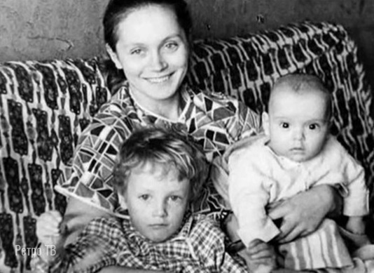 Актриса Ирина Купченко с сыновьями. Нравится она вам каком фильму больше . Спасибо за и подписку!.Самообман.«Если делать вид, что у тебя все отлично то люди начинают в это верить. А если люди