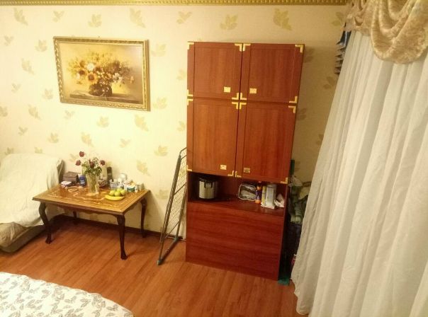Фото: Сдается комната в трёхкомнатной квартире в 5 минутах ходьбы от метро Борисово. Рядом 2 парка, очень хороший охраняемый дом, чистый подъезд. Комната 19 метров, соседи - в одной живёт молодая девушка, в другой молодая пара. Ищу девушку или пару без вредных привычек. Заезд 15 апреля. <br>Стоимость аренды 20 тысяч и залог 20 тысяч. Сдает собственник.<br> Яковлева