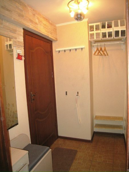 Фото: Сдается чистая, уютная 1- комнатная квартира с мебелью и техникой (интернет бесплатно). Ст.м.Щелковская, (5-я ост.транспортом или 25 мин.пешком, расположение дома можно посмотреть на карте), ул.Хабаровская, д.9. Хорошая транспортная доступность. Сдача без посредников от собственника, на длительный срок, предпочтение семейной паре. Общая пл.32,7кв.м.,комната 19,8кв.м.,кухня 6 кв.м., 7эт./9 эт. кирпичного дома, металл.дверь, стеклопакеты, балкон застеклен, окна выходят на сквер. Рядом Национальный парк 