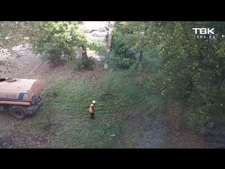 Поливают траву после дождя (Красноярск)