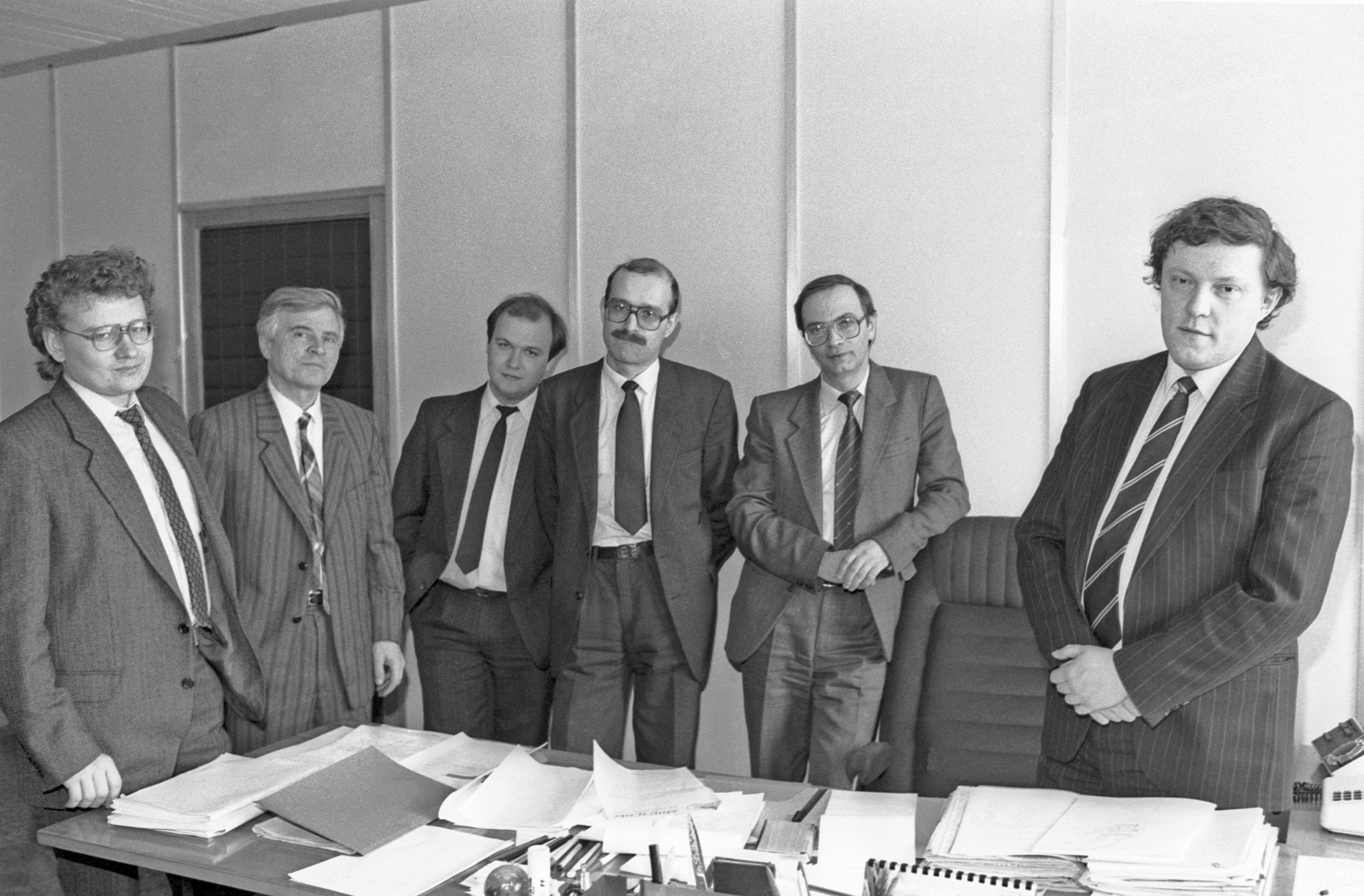 Шаталин Явлинский 500 дней. Григорий Явлинский 1990. Григорий Явлинский в 90-е. Г А Явлинский в 1990. Министр экономики ссср. Шаталин Явлинский 500 дней. Григорий Явлинский 1990. Григорий Явлинский в 90-е. Г А Явлинский в 1990.