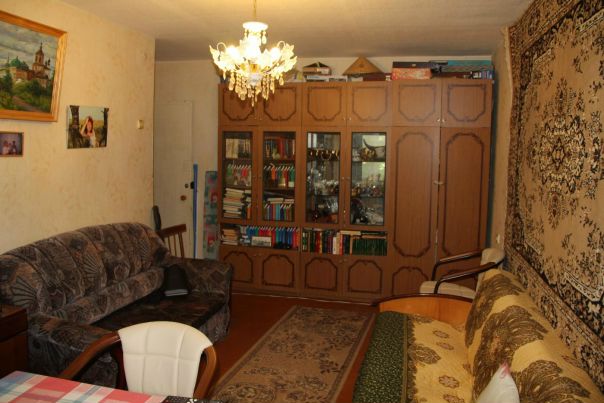 Фото: Продается 2-х комнатная квартира в г.Кашира-2, ул. Гвардейская, д.4/2. <br>на 1-ом этаже 5-ти этажного дома. <br>Общая пл.44 кв.м. комнаты изолированы, с/у раздельный, стеклопакеты, счетчики на воду и газ. Рядом с домом есть вся городская инфраструктура: <br>-парк культуры и отдыха <br>-спорткомплекс с бассейном <br>-школа и детский сад <br>-магазины <br>-остановки и все для Вашего удобства и комфорта. <br>Юридическое сопровождение сделки. АН 