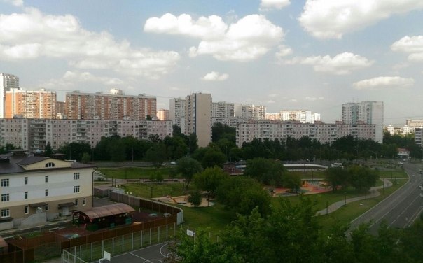 Фото: Сдается комната 16 кв.м. в 3-шке, 9 этаж из девяти, м. Новые Черемушки, 15-10 мин. пешком, вид на парк и на ГЗ МГУ (оно вдали), светлая, окна пластиковые.<br>Вся техника в наличии, уютно, чисто, но ремонтик старенький - так называемый 