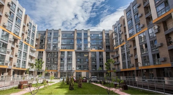 Фото: Евгения:<br>Саморы Машела, 2А, 1 комнатная, 7/7<br>30000руб<br>89995854601<br><br>Сдается просторная, светлая однокомнатная квартира с хорошей планировкой, расположенные на последнем этаже дома. В квартире очень уютно и тихо, панорамные окна и балкон выходят на внутренний благоустроенный двор. В квартире выполнен качественный, дорогой ремонт, т.к. все делали для себя. Имеется полностью обставленная мебелью и техникой кухня-гостиная, спланирована комната для работы и спальня. В коридоре установлен шкаф-купе, в прихожей есть панель управления наружным видеонаблюдением. Квартира идеально подойдет для тех, кто ценит красоту, комфорт и уют. В ней все продумано, предусмотрены зоны для еды, развлечений, работы и сна. При этом, по причине небольшой площади помещения, плата за ЖКУ  невысокие. Дом кирпично-монолитный. В нем находятся два продуктовых магазина, аптека, закрытая территория, въезд на территорию через шлагбаум (по брелоку).  До Ленинского проспекта 3 мин. пешком. Готова к заселению.