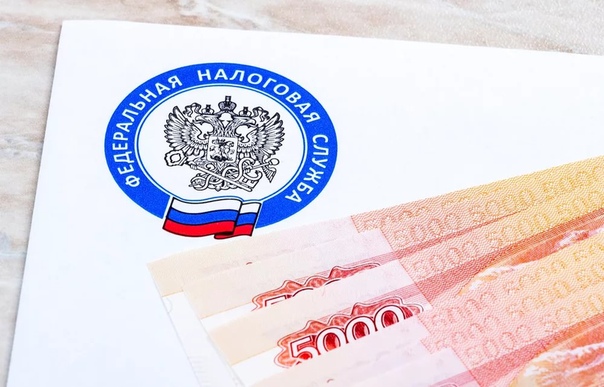 Фото: В ФНС разъяснили, как платить налог на недвижимость по-новому <br><br>Налоговое бремя для россиян станет менее ощутимым с 2019 года. Об этом заявила ФНС. Ведомство разъяснило новые правила, по которым чиновники начнут рассчитывать налог на имущество физических лиц. <br>В конце июля был принят новый закон, облегчающий жизнь налогоплательщикам. В документе, который вступит в силу с января будущего года, речь идет о снижении ставок и новых льготах при налогообложении недвижимости и машино-мест. <br>Во-первых, вздохнуть свободно смогут граждане, у которых в собственности есть часть жилого дома. Для них новым законом устанавливается вычет, который не будет облагаться налогом. Он составит кадастровую стоимость 20 кв. метров. Напомним, сейчас аналогичного размера вычет существует для квартир. Налоговая ставка для таких объектов составит 0,3 процента. <br>Во-вторых, как говорится в информационном письме ФНС, будут введены единые правила налогообложения для гаражей и машино-мест вне зависимости от местонахождения паркинга. Это значит, что неприятные особенности расчета налога для тех, кто приобрел кусок земли или гараж на паркинге в офисном центре, будут отменены. Как отметили в ведомстве, раньше они облагались по предельной налоговой ставке 2%. Кроме того, к ним не применялись федеральные налоговые льготы (например, для инвалидов и пенсионеров). Теперь для гаражей и машино-мест такие льготы закреплены новым законом, а максимальная налоговая ставка снизится до отметки в 0,3%. <br>Кроме того, в письме ФНС обратила внимание на то, что новые правила, улучшающие положение налогоплательщиков, будут распространены на налоговый период 2017 года.