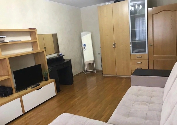Университет — 420 м <br>Строителей, 6 к6 <br>Сдам 1 комнату в 2-х комнатной квартире. В квартире хороший ремонт, есть всё самое необходимое для проживания. Есть балкон. С/У разделен, в плитке до потолка. <br>Стоимость 17000 <br>Звоните 89653095408 - фото Фото: Университет — 420 м <br>Строителей, 6 к6 <br>Сдам 1 комнату в 2-х комнатной квартире. В квартире хороший ремонт, есть всё самое необходимое для проживания. Есть балкон. С/У разделен, в плитке до потолка. <br>Стоимость 17000 <br>Звоните 89653095408