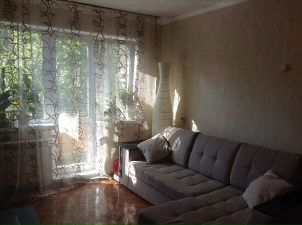 СРОЧНО! Сдаю 1-к квартиру рядом с м.Новокосино или м.Новогиреево (равноудалена от метро). Я СОБСТВЕННИК!<br><br>1-к квартира 35 м на 3 этаже 5-этажного кирпичного дома.<br><br>Квартира в хорошем состоянии: чистая, уютная, достаточно просторная комната (18кв.м). Есть балкон (не застекленный). Сдаю со всей бытовой техникой: газовая плита, новый холодильник, новая стиральная машинка, 2 ЖК ТВ, интернет(wifi), новая душевая кабина, новый большой диван, дополнительный матрас (дополнительно 2х-спальное место).<br><br>В квартире недавно сделан ремонт: евроокна, новая сантехника и отопление. Все исправно работает.<br>Удобный подьезд к дому, дружелюбные соседи, свободные места для парковки.<br>Метро, школа, дет.сад, аптеки, спортивный стадион, ТЦ «РИО» (магазины, кинотеатры, кафе, фитнес)<br><br> Рядом м.Новокосино, м.Новогиреево – это в 15 мин. Пешком до м. Новокосино, в 500м до МКАД и в 10 мин езды на маршрутке до м. Новогиреево (останавливается рядом с домом).<br><br> УСЛОВИЯ:<br>1.Оплата за 1-ый и последний месяц (как залог)!<br>2. Цена 27000+к/у (выходит около 30 тыс).<br>3. ТОЛЬКО ДЛЯ СЛАВЯН И ОБЯЗАТЕЛЬНО НА ДЛИТЕЛЬНЫЙ СРОК !!!!<br>4. Платежеспособным и аккуратным людям. Приветствуются семьи, можно с воспитанными животными.<br><br> Квартиру начну показывать в уже эту субботу, 21.04.18. СДАЮ СРОЧНО!<br><br> 8(910)540-50-32 Алексей (собственник). - фото Фото: СРОЧНО! Сдаю 1-к квартиру рядом с м.Новокосино или м.Новогиреево (равноудалена от метро). Я СОБСТВЕННИК!<br><br>1-к квартира 35 м на 3 этаже 5-этажного кирпичного дома.<br><br>Квартира в хорошем состоянии: чистая, уютная, достаточно просторная комната (18кв.м). Есть балкон (не застекленный). Сдаю со всей бытовой техникой: газовая плита, новый холодильник, новая стиральная машинка, 2 ЖК ТВ, интернет(wifi), новая душевая кабина, новый большой диван, дополнительный матрас (дополнительно 2х-спальное место).<br><br>В квартире недавно сделан ремонт: евроокна, новая сантехника и отопление. Все исправно работает.<br>Удобный подьезд к дому, дружелюбные соседи, свободные места для парковки.<br>Метро, школа, дет.сад, аптеки, спортивный стадион, ТЦ «РИО» (магазины, кинотеатры, кафе, фитнес)<br><br> Рядом м.Новокосино, м.Новогиреево – это в 15 мин. Пешком до м. Новокосино, в 500м до МКАД и в 10 мин езды на маршрутке до м. Новогиреево (останавливается рядом с домом).<br><br> УСЛОВИЯ:<br>1.Оплата за 1-ый и последний месяц (как залог)!<br>2. Цена 27000+к/у (выходит около 30 тыс).<br>3. ТОЛЬКО ДЛЯ СЛАВЯН И ОБЯЗАТЕЛЬНО НА ДЛИТЕЛЬНЫЙ СРОК !!!!<br>4. Платежеспособным и аккуратным людям. Приветствуются семьи, можно с воспитанными животными.<br><br> Квартиру начну показывать в уже эту субботу, 21.04.18. СДАЮ СРОЧНО!<br><br> 8(910)540-50-32 Алексей (собственник).
