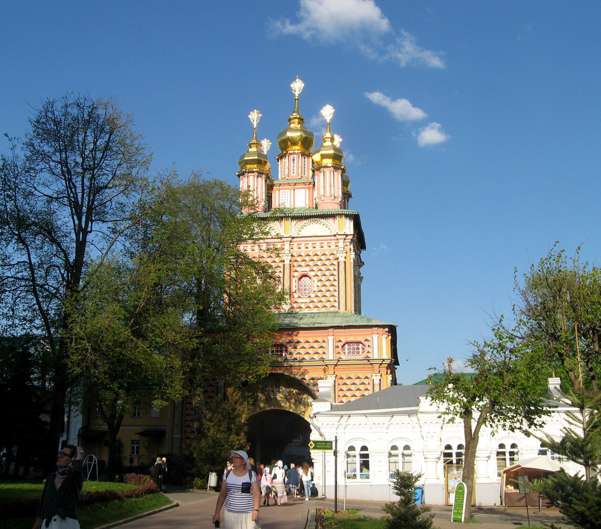 Город Сергиев Посад.  Троице-Сергиева Лавра . Крепостные стены и монастырские церкви. очень, здесь, место, потом, крепости, монастыря, больше, памятник, стены, башня, часть, почти, который, Внутри, истории, стене, Сергия, церковь, России, только