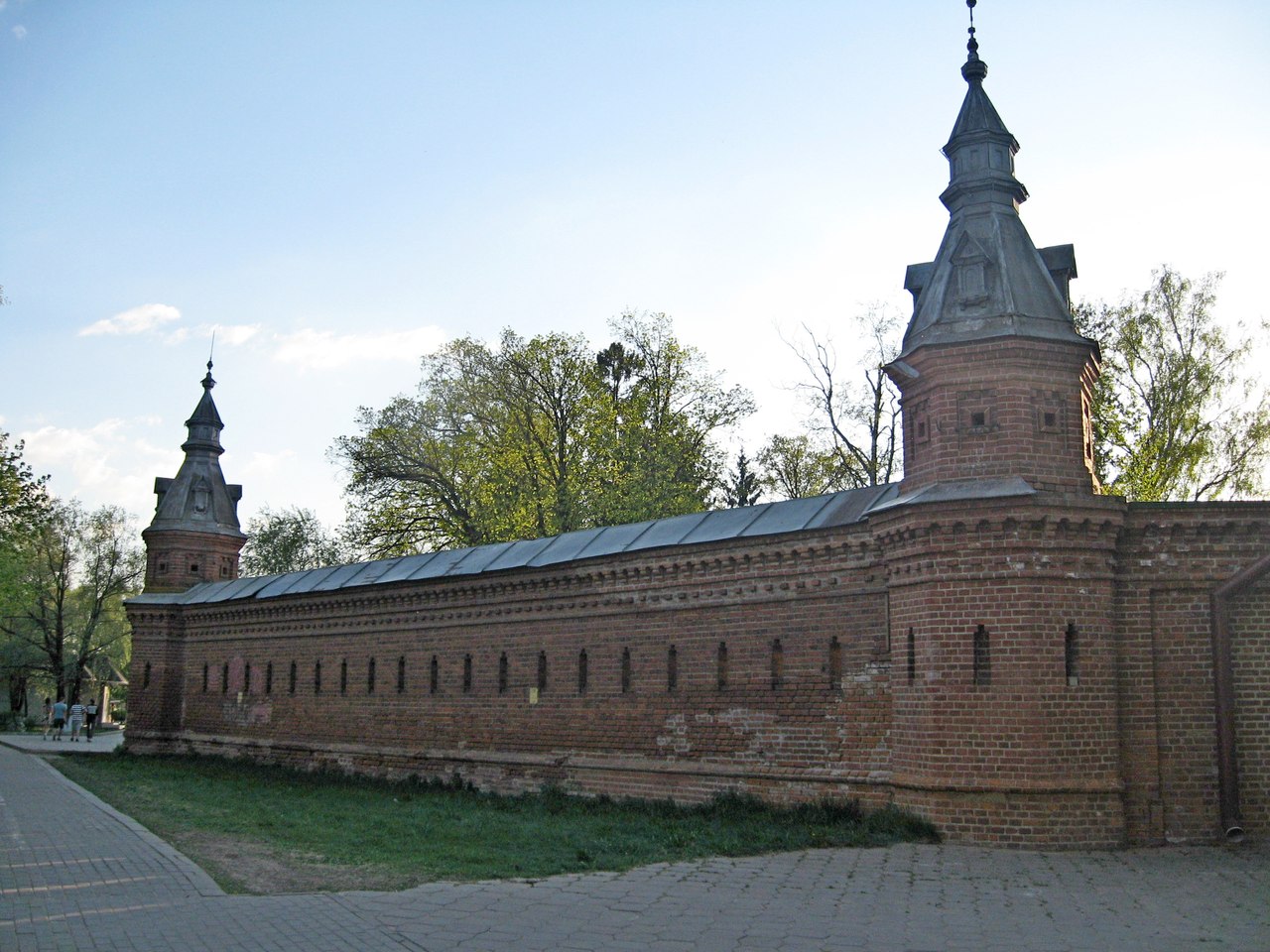 Город Сергиев Посад.  Троице-Сергиева Лавра . Крепостные стены и монастырские церкви. очень, здесь, место, потом, крепости, монастыря, больше, памятник, стены, башня, часть, почти, который, Внутри, истории, стене, Сергия, церковь, России, только