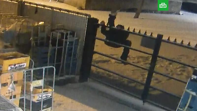 Вор, убегая, повис на заборе