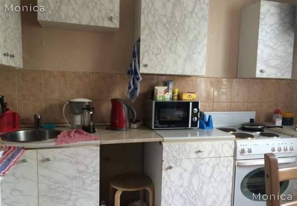 Фото: Сдается просторная квартира. Все комнаты изолированные. Окна стеклопакеты, пол паркет. Кухонный гарнитур. Из бытовой техники - плита и холодильник. Консьерж. Чистый подъезд. Развитая инфраструктура. Прямо около метро. В одной из комнат авторский ремонт от 