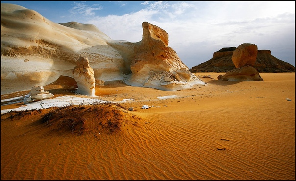 Белая пустыня в Египте (White Desert) Национальный египетский парк White Desert представляет из себя небольшой участок, находящийся к северу от оазиса Фарафра. Путь в национальный парк довольно