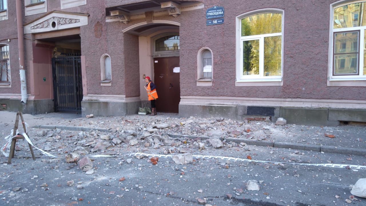 С дома на набережной канала Грибоедова обрушилась часть фасада здания (фото)